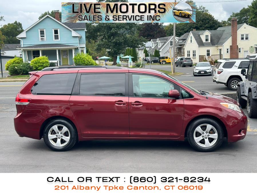 2013 Toyota Sienna LE photo 3