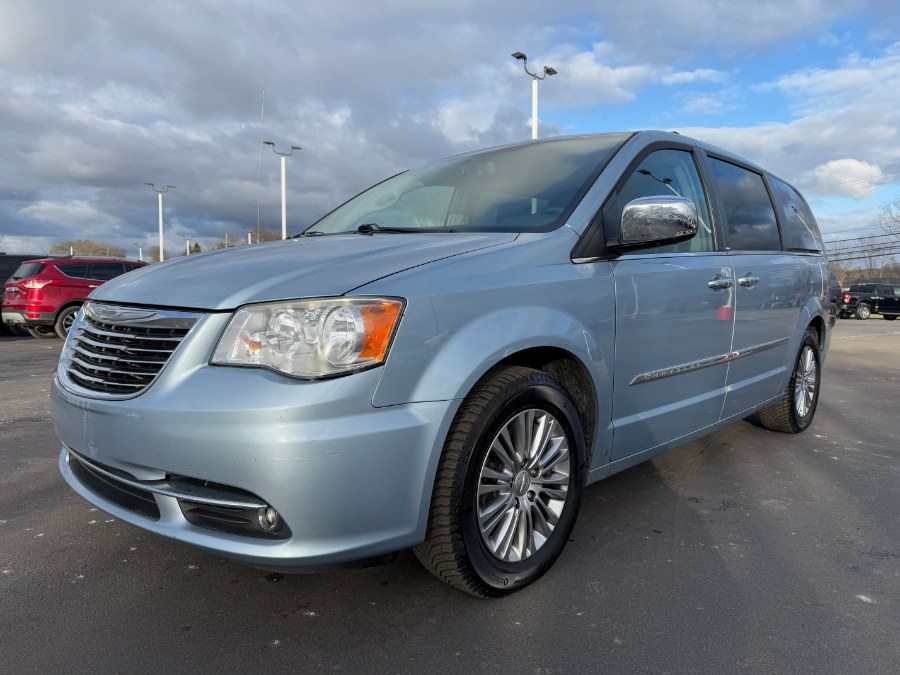 Used 2013 Chrysler Town & Country in Ortonville, Michigan | Marsh Auto Sales LLC. Ortonville, Michigan