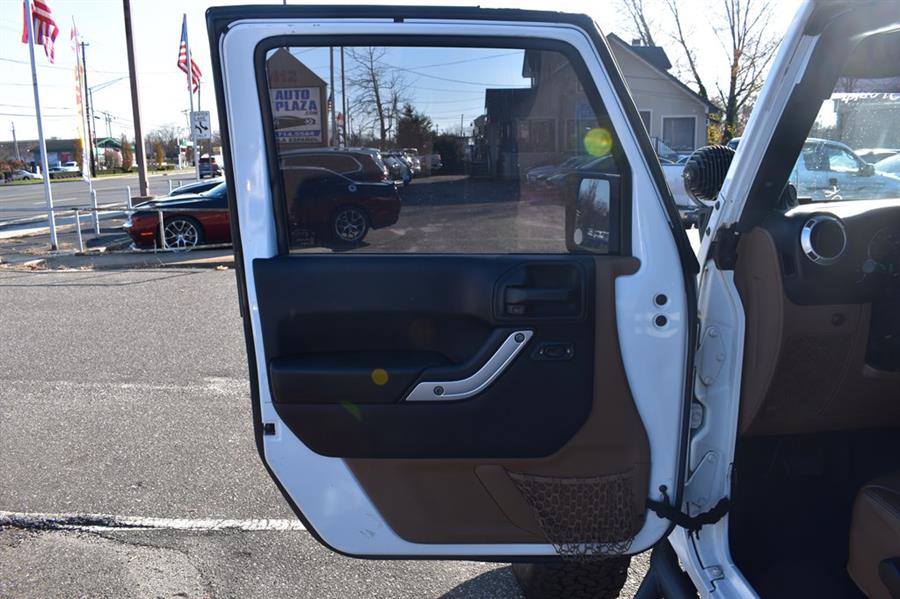 2014 Jeep Wrangler Unlimited Sahara photo 21