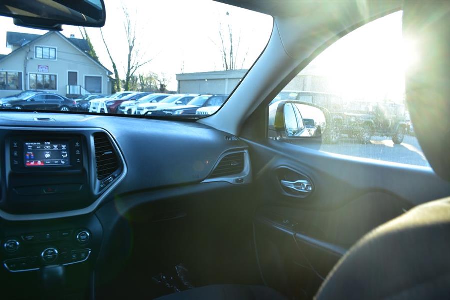 2016 Jeep Cherokee Altitude photo 23