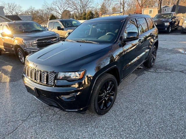 Used 2017 Jeep Grand Cherokee in Huntington Station, New York | Huntington Auto Mall. Huntington Station, New York