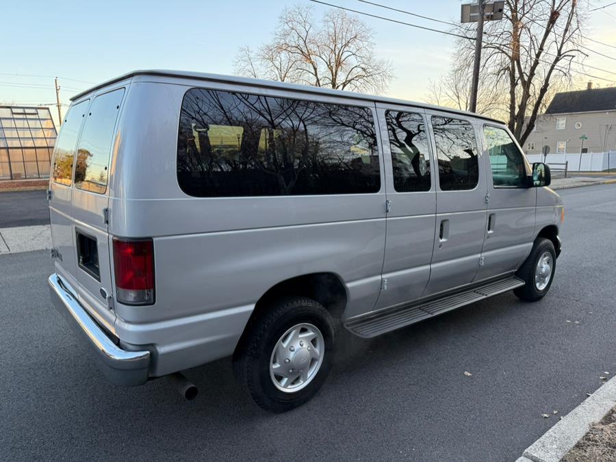 2005 Ford Econoline Wagon XLT photo 7