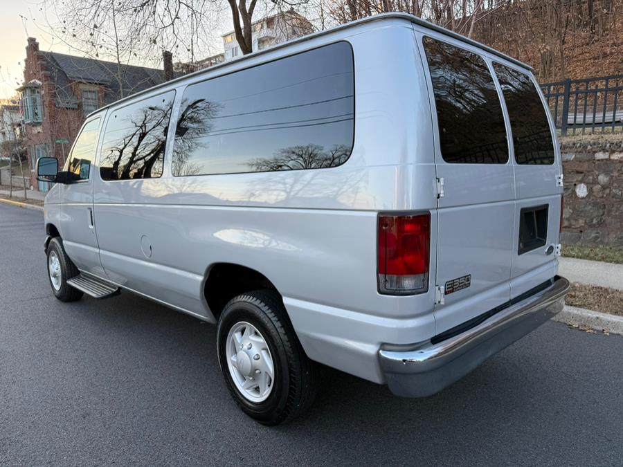 2005 Ford Econoline Wagon XLT photo 3