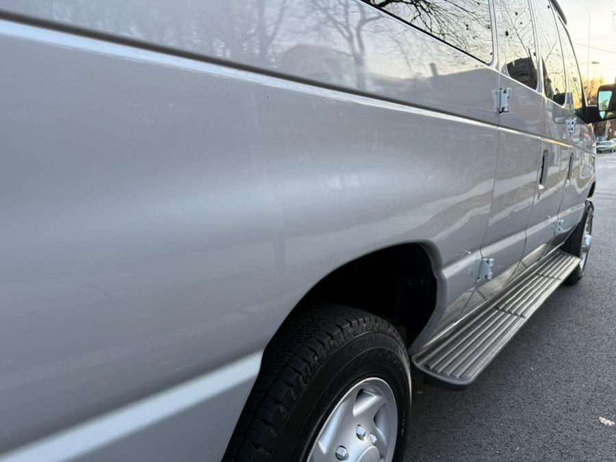 2005 Ford Econoline Wagon XLT photo 12