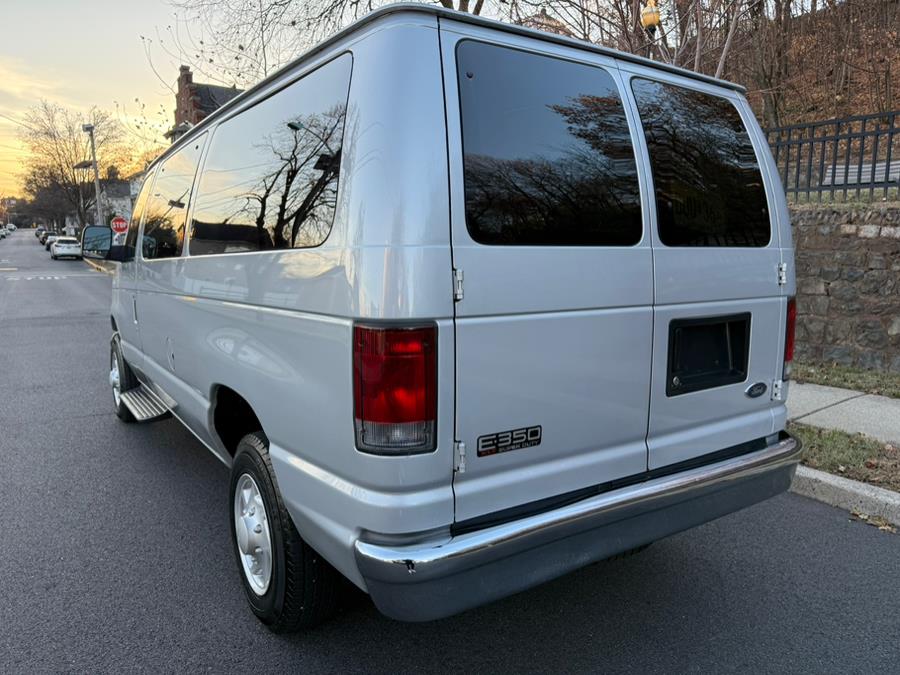 2005 Ford Econoline Wagon XLT photo 4