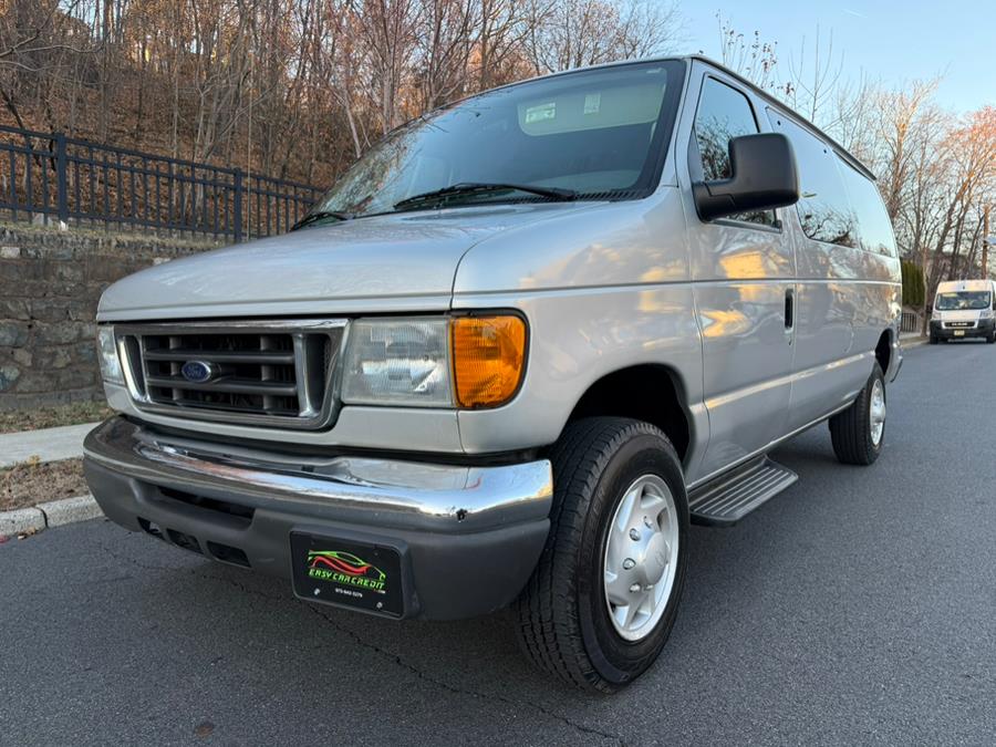 2005 Ford Econoline Wagon XLT photo 1