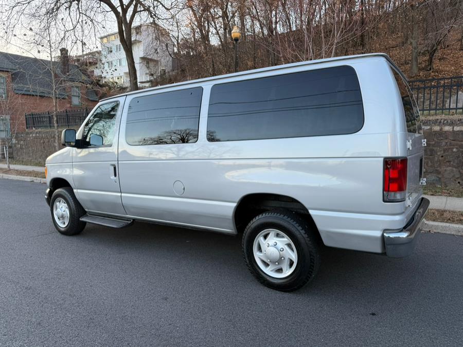 2005 Ford Econoline Wagon XLT photo 2