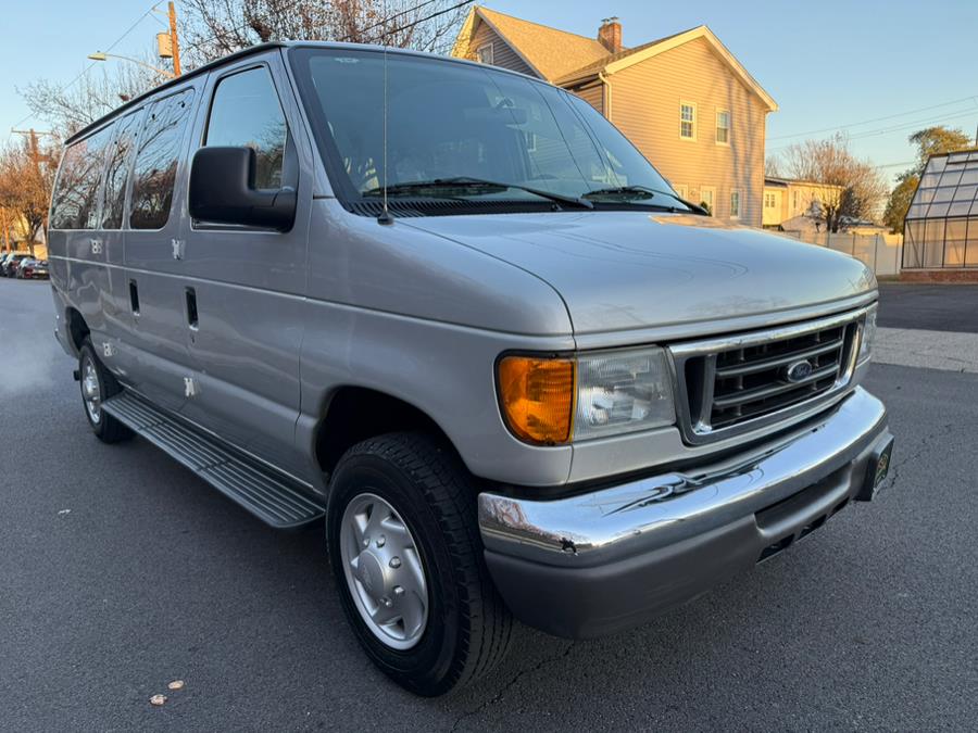 2005 Ford Econoline Wagon XLT photo 9