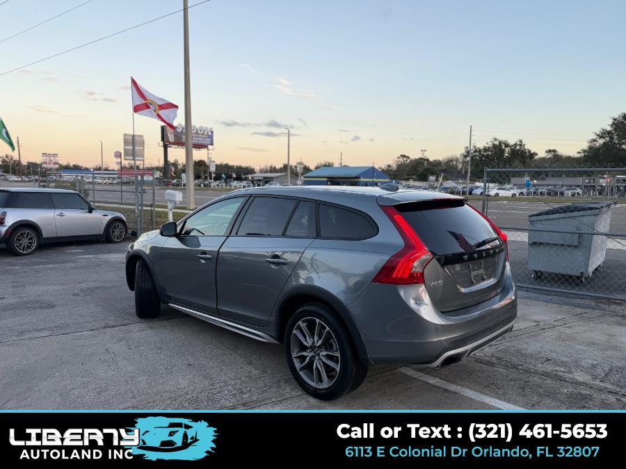 2017 Volvo V60 Base photo 6