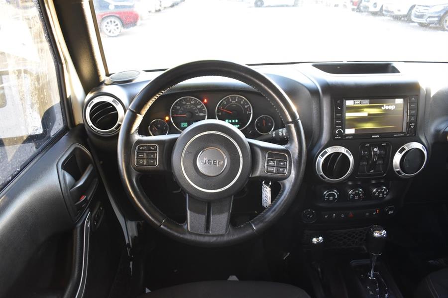 2015 Jeep Wrangler Unlimited Sahara photo 15