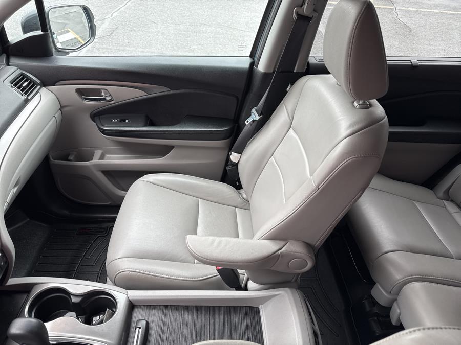 2019 Honda Pilot EX-L w/Navi & RES AWD, available for sale in Waterbury, Connecticut | National Auto Brokers, Inc.. Waterbury, Connecticut 2019 Honda Pilot EX-L w/Navi & RES AWD, available for sale in Waterbury, Connecticut | National Auto Brokers, Inc.. Waterbury, Connecticut