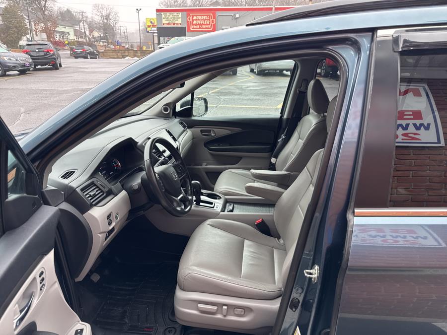 2019 Honda Pilot EX-L w/Navi & RES AWD, available for sale in Waterbury, Connecticut | National Auto Brokers, Inc.. Waterbury, Connecticut 2019 Honda Pilot EX-L w/Navi & RES AWD, available for sale in Waterbury, Connecticut | National Auto Brokers, Inc.. Waterbury, Connecticut