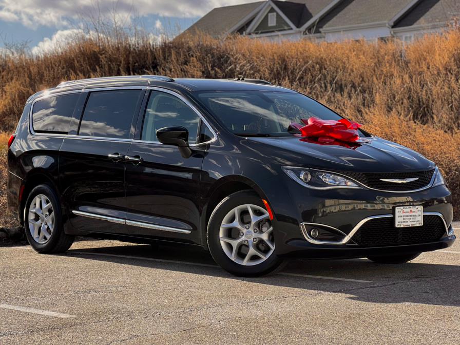 Used 2017 Chrysler Pacifica in Paterson, New Jersey | Speedway Motors LLC. Paterson, New Jersey