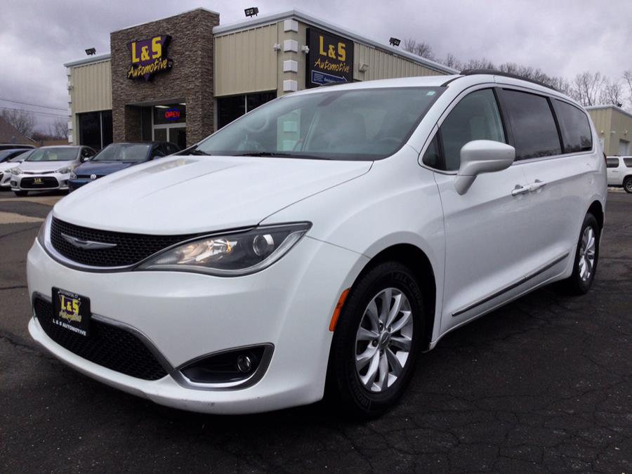 Used 2017 Chrysler Pacifica in Plantsville, Connecticut | L&S Automotive LLC. Plantsville, Connecticut