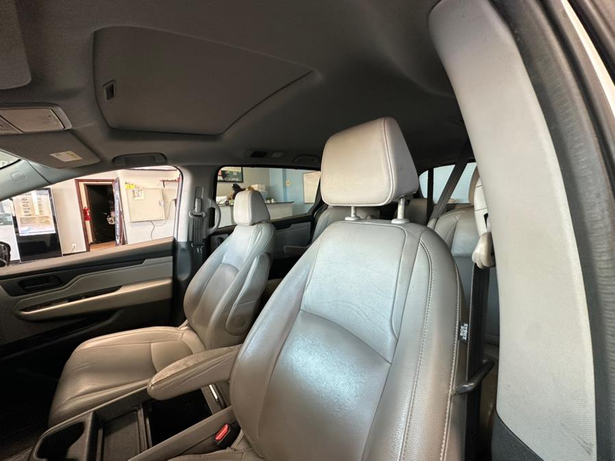 2019 Honda Odyssey EX-L w/Navi/RES Auto, available for sale in Inwood, New York | 5 Towns Drive. Inwood, New York 2019 Honda Odyssey EX-L w/Navi/RES Auto, available for sale in Inwood, New York | 5 Towns Drive. Inwood, New York