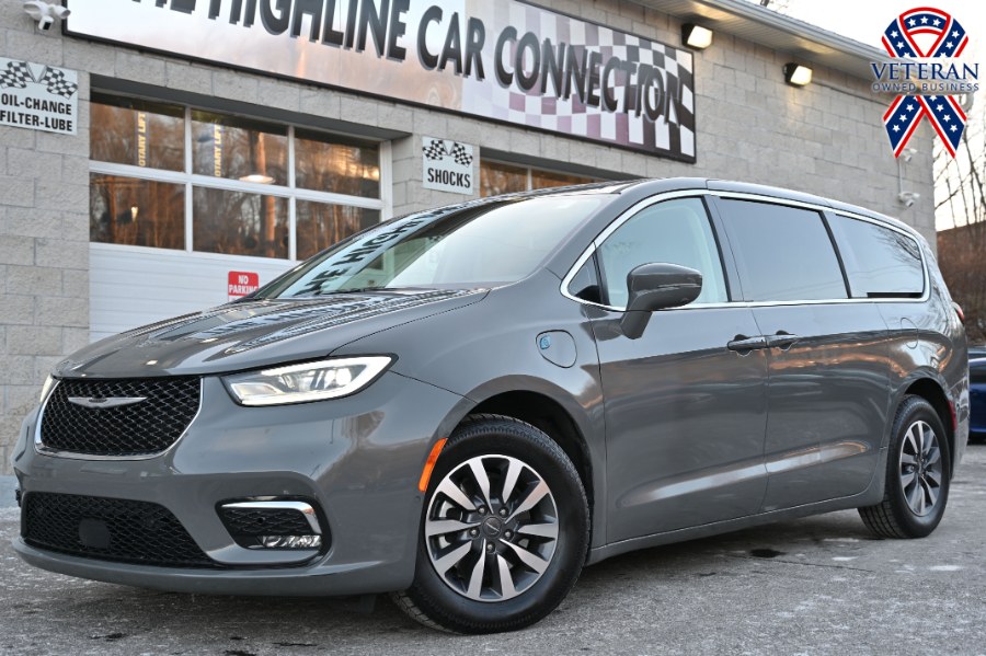 2022 Chrysler Pacifica Hybrid Touring L, available for sale in Waterbury, Connecticut | Highline Car Connection. Waterbury, Connecticut