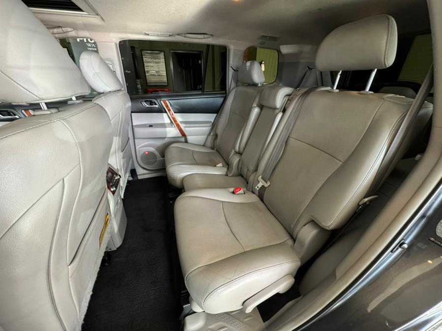 2013 Toyota Highlander FWD 4dr V6 Limited (Natl), available for sale in West Hartford, Connecticut | AutoMax. West Hartford, Connecticut 2013 Toyota Highlander FWD 4dr V6 Limited (Natl), available for sale in West Hartford, Connecticut | AutoMax. West Hartford, Connecticut