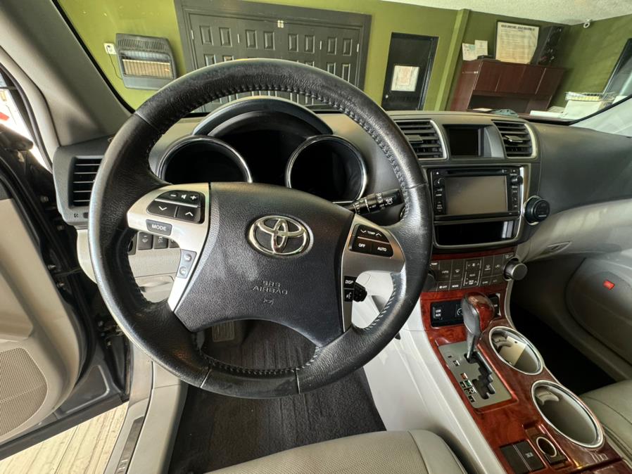 2013 Toyota Highlander FWD 4dr V6 Limited (Natl), available for sale in West Hartford, Connecticut | AutoMax. West Hartford, Connecticut 2013 Toyota Highlander FWD 4dr V6 Limited (Natl), available for sale in West Hartford, Connecticut | AutoMax. West Hartford, Connecticut