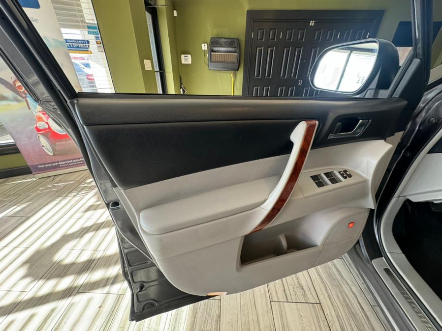 2013 Toyota Highlander FWD 4dr V6 Limited (Natl), available for sale in West Hartford, Connecticut | AutoMax. West Hartford, Connecticut 2013 Toyota Highlander FWD 4dr V6 Limited (Natl), available for sale in West Hartford, Connecticut | AutoMax. West Hartford, Connecticut
