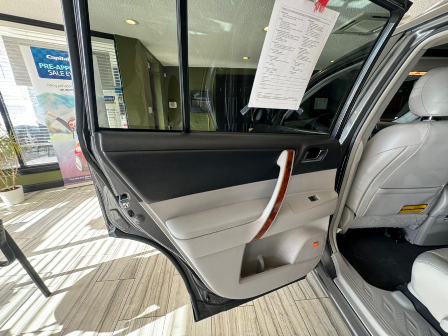 2013 Toyota Highlander FWD 4dr V6 Limited (Natl), available for sale in West Hartford, Connecticut | AutoMax. West Hartford, Connecticut 2013 Toyota Highlander FWD 4dr V6 Limited (Natl), available for sale in West Hartford, Connecticut | AutoMax. West Hartford, Connecticut