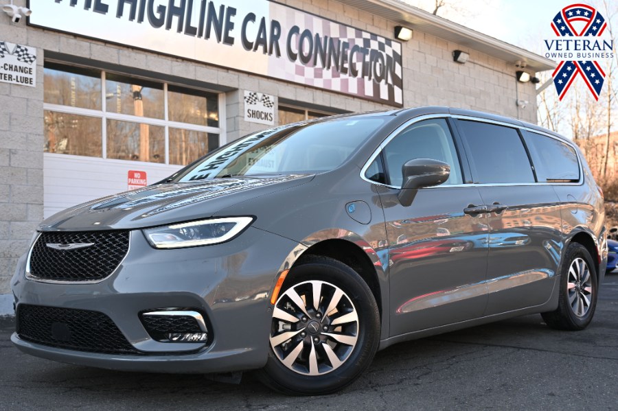 2022 Chrysler Pacifica Hybrid Touring L, available for sale in Waterbury, Connecticut | Highline Car Connection. Waterbury, Connecticut