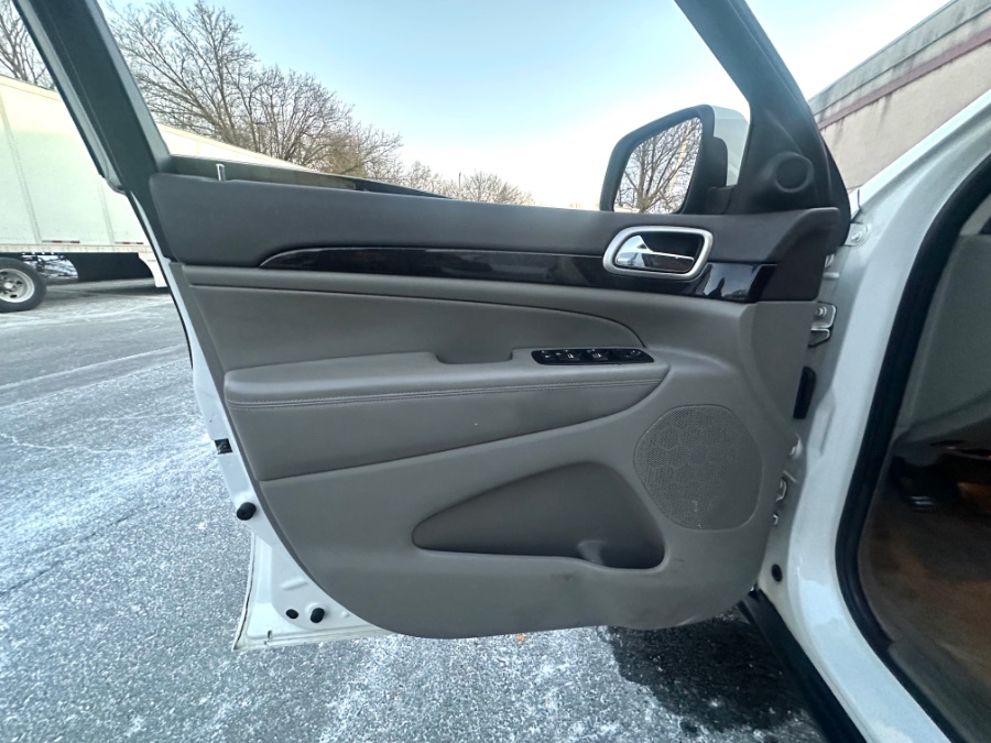 2012 Jeep Grand Cherokee 4WD 4dr Laredo Sport, available for sale in White Plains, New York | Island auto wholesale. White Plains, New York 2012 Jeep Grand Cherokee 4WD 4dr Laredo Sport, available for sale in White Plains, New York | Island auto wholesale. White Plains, New York