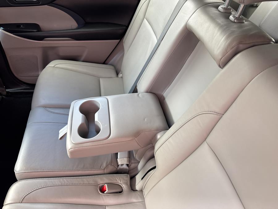 2016 Toyota Highlander AWD 4dr V6 XLE, available for sale in Waterbury, Connecticut | National Auto Brokers, Inc.. Waterbury, Connecticut 2016 Toyota Highlander AWD 4dr V6 XLE, available for sale in Waterbury, Connecticut | National Auto Brokers, Inc.. Waterbury, Connecticut