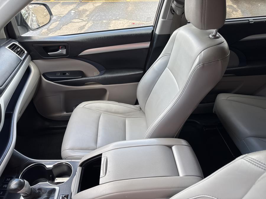 2016 Toyota Highlander AWD 4dr V6 XLE, available for sale in Waterbury, Connecticut | National Auto Brokers, Inc.. Waterbury, Connecticut 2016 Toyota Highlander AWD 4dr V6 XLE, available for sale in Waterbury, Connecticut | National Auto Brokers, Inc.. Waterbury, Connecticut