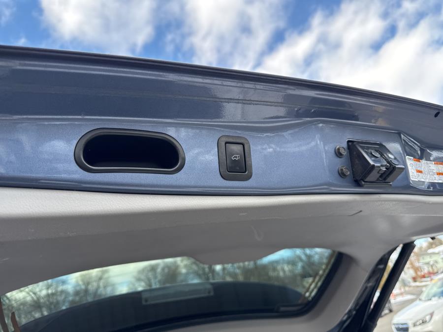 2016 Toyota Highlander AWD 4dr V6 XLE, available for sale in Waterbury, Connecticut | National Auto Brokers, Inc.. Waterbury, Connecticut 2016 Toyota Highlander AWD 4dr V6 XLE, available for sale in Waterbury, Connecticut | National Auto Brokers, Inc.. Waterbury, Connecticut