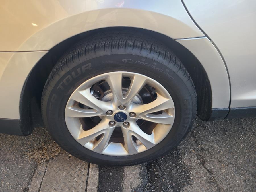 2011 Ford Taurus 4dr Sdn SEL FWD, available for sale in Derby, Connecticut | Bridge Motors LLC. Derby, Connecticut 2011 Ford Taurus 4dr Sdn SEL FWD, available for sale in Derby, Connecticut | Bridge Motors LLC. Derby, Connecticut