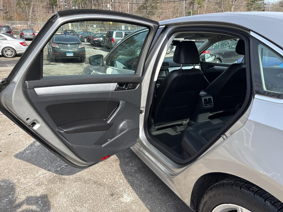 2013 Volkswagen Passat 4dr Sdn 2.5L Auto SE w/Sunroof PZEV, available for sale in Hartford, Connecticut | HPG Auto Sales LLC. Hartford, Connecticut 2013 Volkswagen Passat 4dr Sdn 2.5L Auto SE w/Sunroof PZEV, available for sale in Hartford, Connecticut | HPG Auto Sales LLC. Hartford, Connecticut
