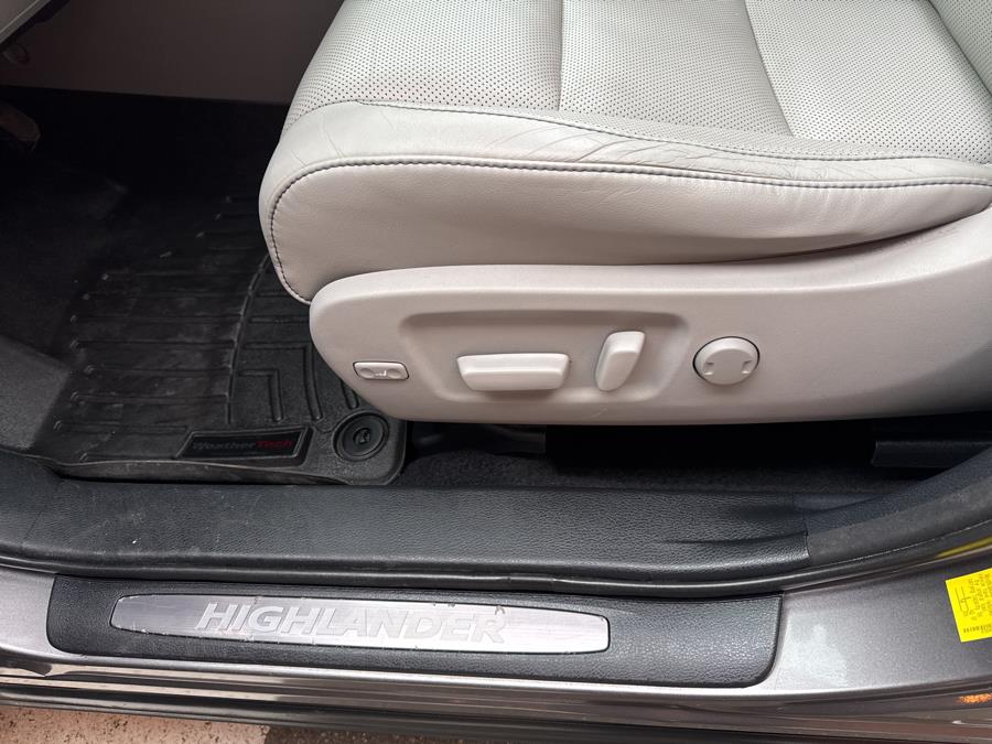 2015 Toyota Highlander AWD 4dr V6 Limited, available for sale in Waterbury, Connecticut | National Auto Brokers, Inc.. Waterbury, Connecticut 2015 Toyota Highlander AWD 4dr V6 Limited, available for sale in Waterbury, Connecticut | National Auto Brokers, Inc.. Waterbury, Connecticut