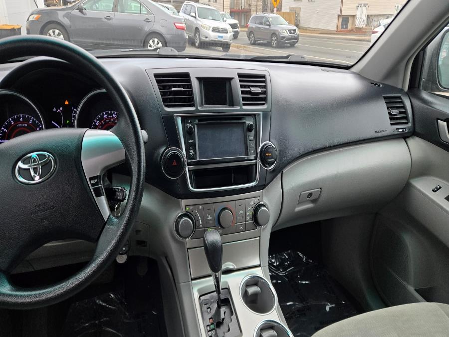 2013 Toyota Highlander 4WD 4dr V6 (Natl), available for sale in West Haven, Connecticut | Uzun Auto. West Haven, Connecticut 2013 Toyota Highlander 4WD 4dr V6 (Natl), available for sale in West Haven, Connecticut | Uzun Auto. West Haven, Connecticut