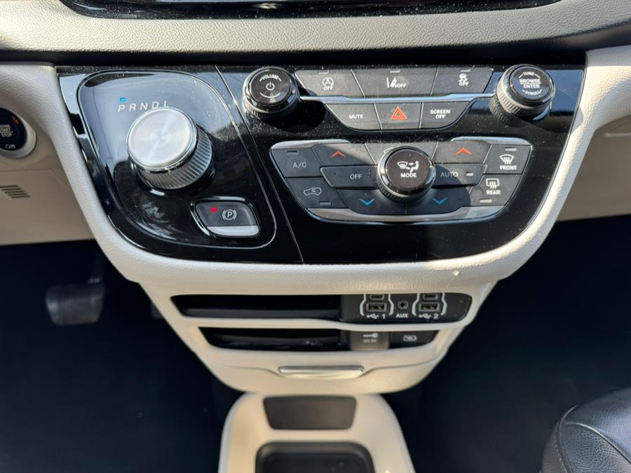 2022 Chrysler Pacifica Touring L FWD, available for sale in Irvington, New Jersey | Elis Motors Corp. Irvington, New Jersey 2022 Chrysler Pacifica Touring L FWD, available for sale in Irvington, New Jersey | Elis Motors Corp. Irvington, New Jersey