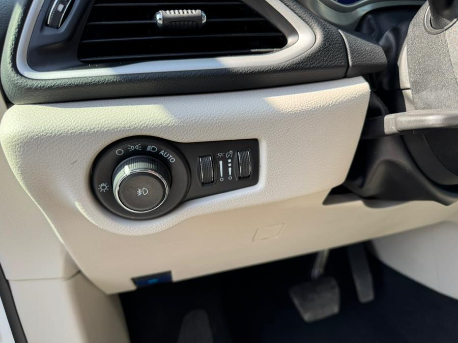 2022 Chrysler Pacifica Touring L FWD, available for sale in Irvington, New Jersey | Elis Motors Corp. Irvington, New Jersey 2022 Chrysler Pacifica Touring L FWD, available for sale in Irvington, New Jersey | Elis Motors Corp. Irvington, New Jersey