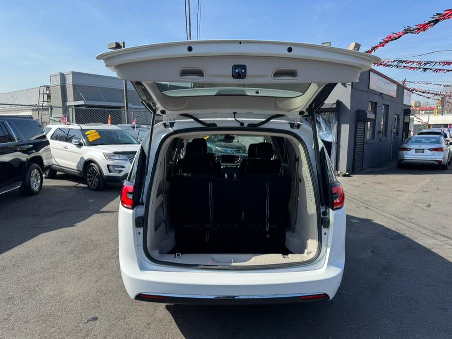 2022 Chrysler Pacifica Touring L FWD, available for sale in Irvington, New Jersey | Elis Motors Corp. Irvington, New Jersey 2022 Chrysler Pacifica Touring L FWD, available for sale in Irvington, New Jersey | Elis Motors Corp. Irvington, New Jersey
