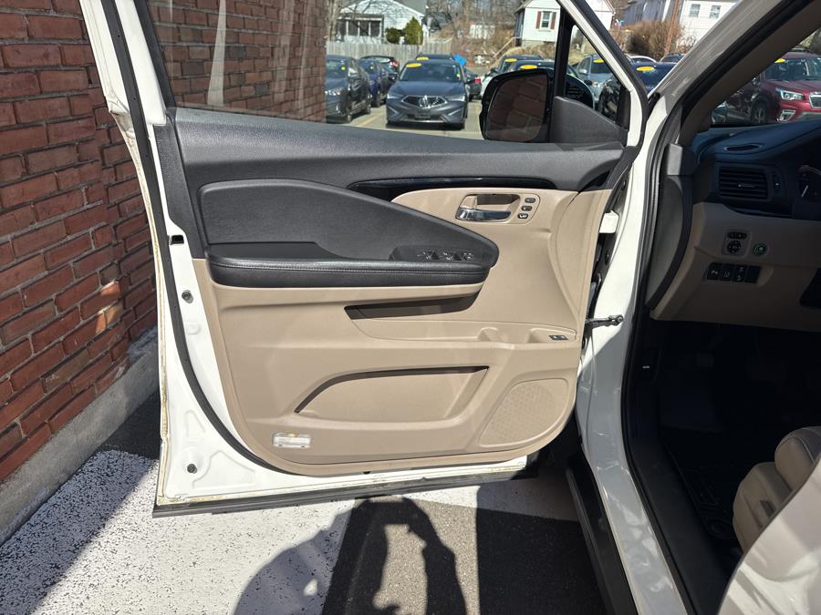 2016 Honda Pilot AWD 4dr Touring w/RES & Navi, available for sale in Waterbury, Connecticut | National Auto Brokers, Inc.. Waterbury, Connecticut 2016 Honda Pilot AWD 4dr Touring w/RES & Navi, available for sale in Waterbury, Connecticut | National Auto Brokers, Inc.. Waterbury, Connecticut