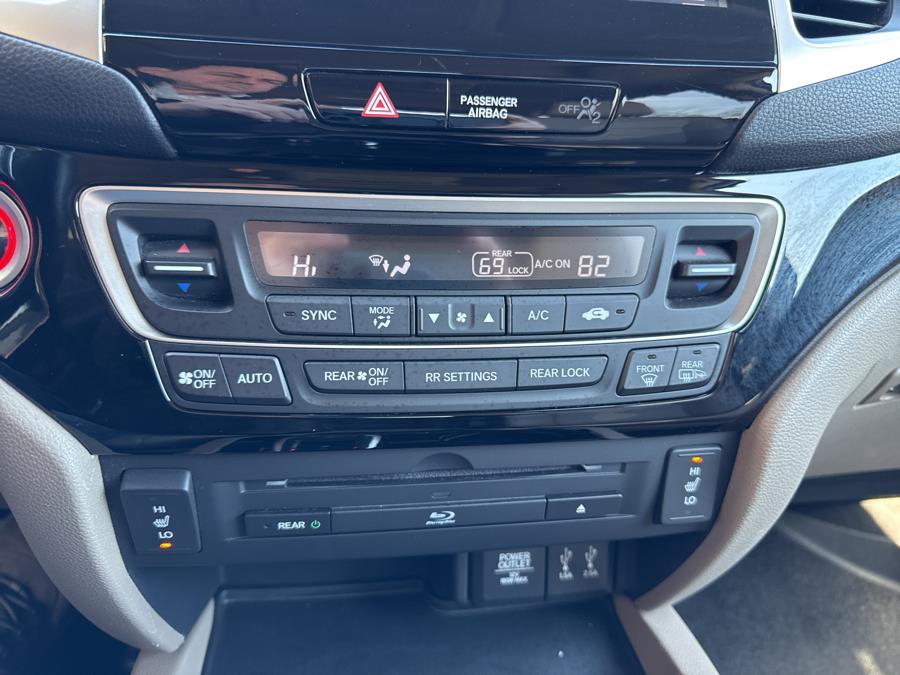 2016 Honda Pilot AWD 4dr Touring w/RES & Navi, available for sale in Waterbury, Connecticut | National Auto Brokers, Inc.. Waterbury, Connecticut 2016 Honda Pilot AWD 4dr Touring w/RES & Navi, available for sale in Waterbury, Connecticut | National Auto Brokers, Inc.. Waterbury, Connecticut