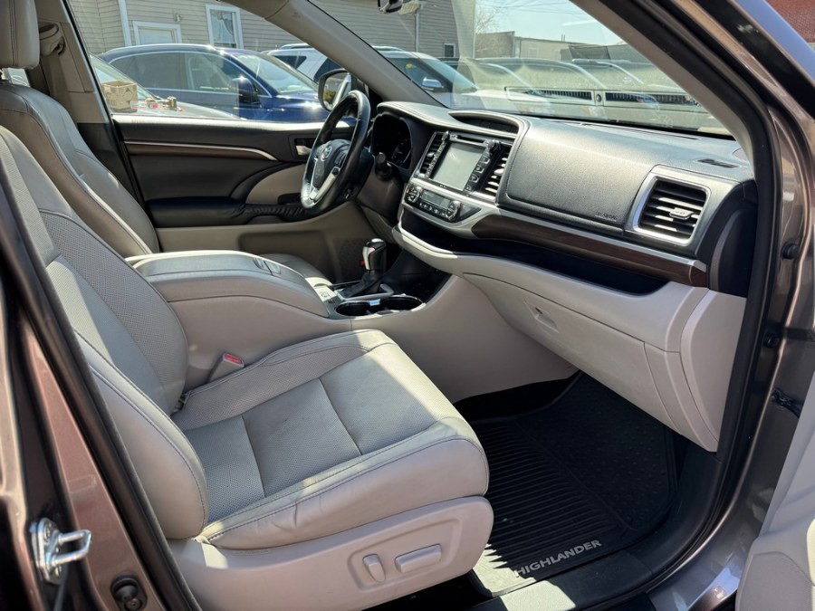 2014 Toyota Highlander AWD 4dr V6 Limited Platinum (Natl), available for sale in West Springfield, Massachusetts | Union Street Auto Sales. West Springfield, Massachusetts 2014 Toyota Highlander AWD 4dr V6 Limited Platinum (Natl), available for sale in West Springfield, Massachusetts | Union Street Auto Sales. West Springfield, Massachusetts
