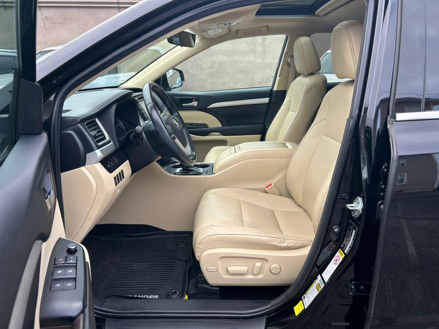 2018 Toyota Highlander XLE V6 AWD (Natl), available for sale in West Springfield, Massachusetts | Union Street Auto Sales. West Springfield, Massachusetts 2018 Toyota Highlander XLE V6 AWD (Natl), available for sale in West Springfield, Massachusetts | Union Street Auto Sales. West Springfield, Massachusetts