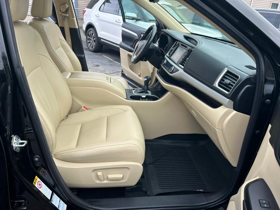 2018 Toyota Highlander XLE V6 AWD (Natl), available for sale in West Springfield, Massachusetts | Union Street Auto Sales. West Springfield, Massachusetts 2018 Toyota Highlander XLE V6 AWD (Natl), available for sale in West Springfield, Massachusetts | Union Street Auto Sales. West Springfield, Massachusetts
