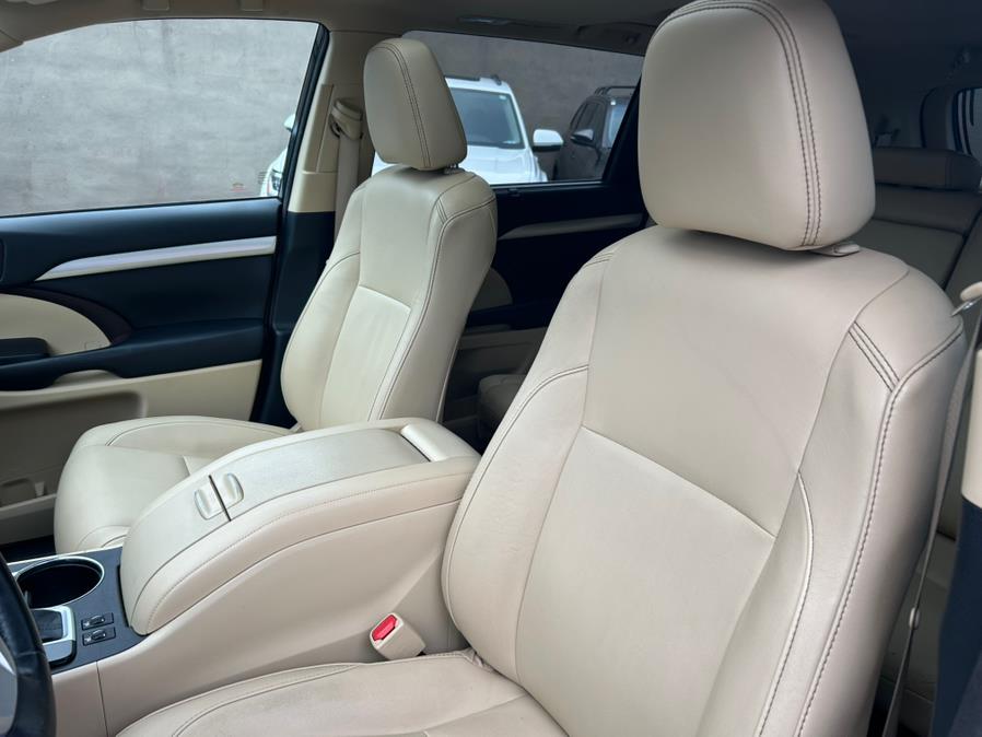 2018 Toyota Highlander XLE V6 AWD (Natl), available for sale in West Springfield, Massachusetts | Union Street Auto Sales. West Springfield, Massachusetts 2018 Toyota Highlander XLE V6 AWD (Natl), available for sale in West Springfield, Massachusetts | Union Street Auto Sales. West Springfield, Massachusetts