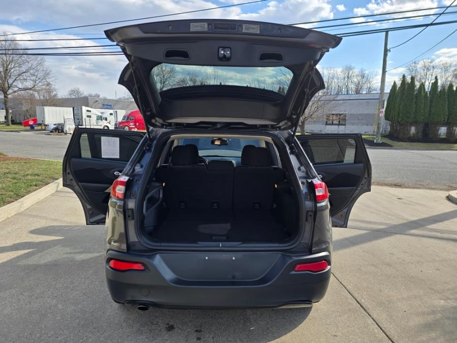 2018 Jeep Cherokee Latitude FWD, available for sale in Philadelphia, Pennsylvania | Eugen's Auto Sales & Repairs. Philadelphia, Pennsylvania 2018 Jeep Cherokee Latitude FWD, available for sale in Philadelphia, Pennsylvania | Eugen's Auto Sales & Repairs. Philadelphia, Pennsylvania