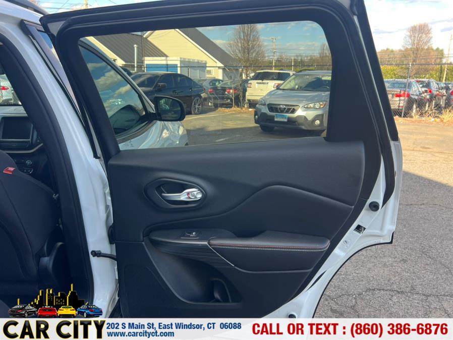 2016 Jeep Cherokee 4WD 4dr Latitude, available for sale in East Windsor, Connecticut | Car City LLC. East Windsor, Connecticut 2016 Jeep Cherokee 4WD 4dr Latitude, available for sale in East Windsor, Connecticut | Car City LLC. East Windsor, Connecticut