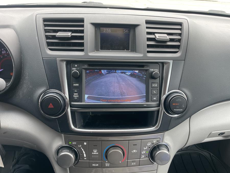 2013 Toyota Highlander FWD 4dr V6 (Natl), available for sale in Worcester, Massachusetts | Worcester Auto Outlet LLC. Worcester, Massachusetts 2013 Toyota Highlander FWD 4dr V6 (Natl), available for sale in Worcester, Massachusetts | Worcester Auto Outlet LLC. Worcester, Massachusetts