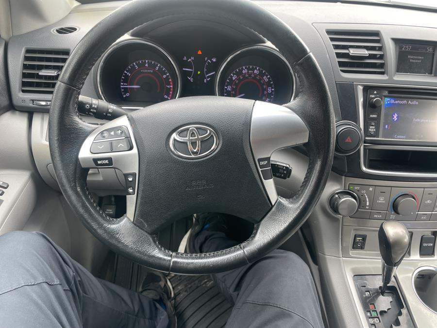2013 Toyota Highlander FWD 4dr V6 (Natl), available for sale in Worcester, Massachusetts | Worcester Auto Outlet LLC. Worcester, Massachusetts 2013 Toyota Highlander FWD 4dr V6 (Natl), available for sale in Worcester, Massachusetts | Worcester Auto Outlet LLC. Worcester, Massachusetts
