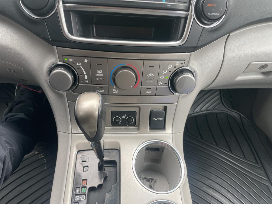 2013 Toyota Highlander FWD 4dr V6 (Natl), available for sale in Worcester, Massachusetts | Worcester Auto Outlet LLC. Worcester, Massachusetts 2013 Toyota Highlander FWD 4dr V6 (Natl), available for sale in Worcester, Massachusetts | Worcester Auto Outlet LLC. Worcester, Massachusetts
