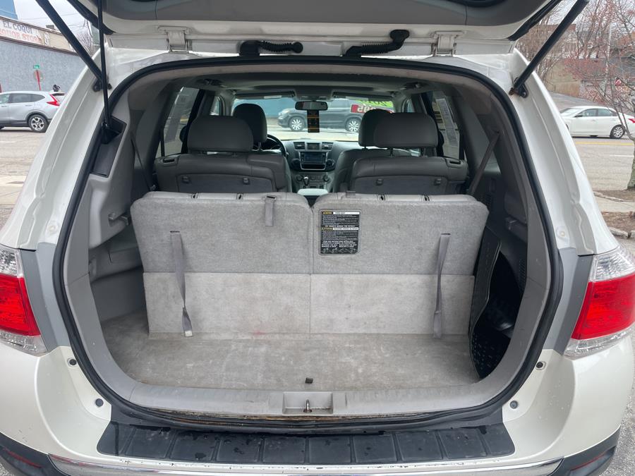 2013 Toyota Highlander FWD 4dr V6 (Natl), available for sale in Worcester, Massachusetts | Worcester Auto Outlet LLC. Worcester, Massachusetts 2013 Toyota Highlander FWD 4dr V6 (Natl), available for sale in Worcester, Massachusetts | Worcester Auto Outlet LLC. Worcester, Massachusetts