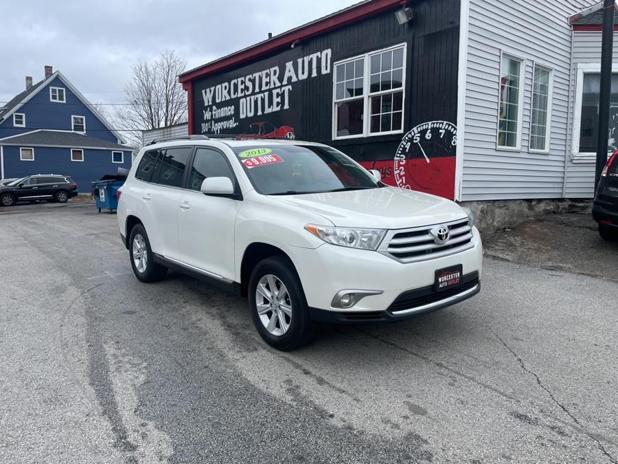 Used 2013 Toyota Highlander in Worcester, Massachusetts | Worcester Auto Outlet LLC. Worcester, Massachusetts