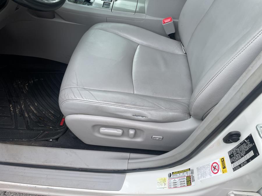 2013 Toyota Highlander FWD 4dr V6 (Natl), available for sale in Worcester, Massachusetts | Worcester Auto Outlet LLC. Worcester, Massachusetts 2013 Toyota Highlander FWD 4dr V6 (Natl), available for sale in Worcester, Massachusetts | Worcester Auto Outlet LLC. Worcester, Massachusetts